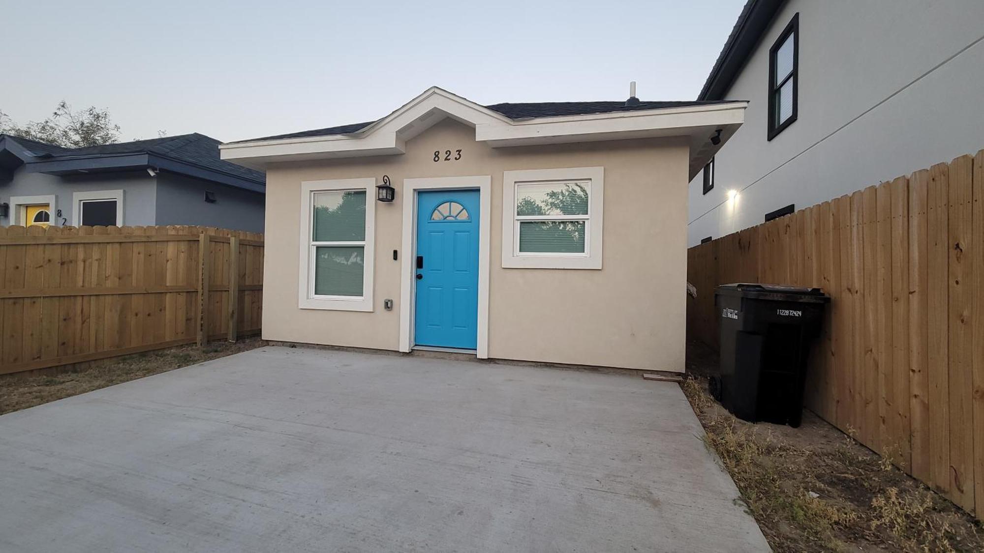 The House With The Blue Door. Apartment McAllen Exterior photo